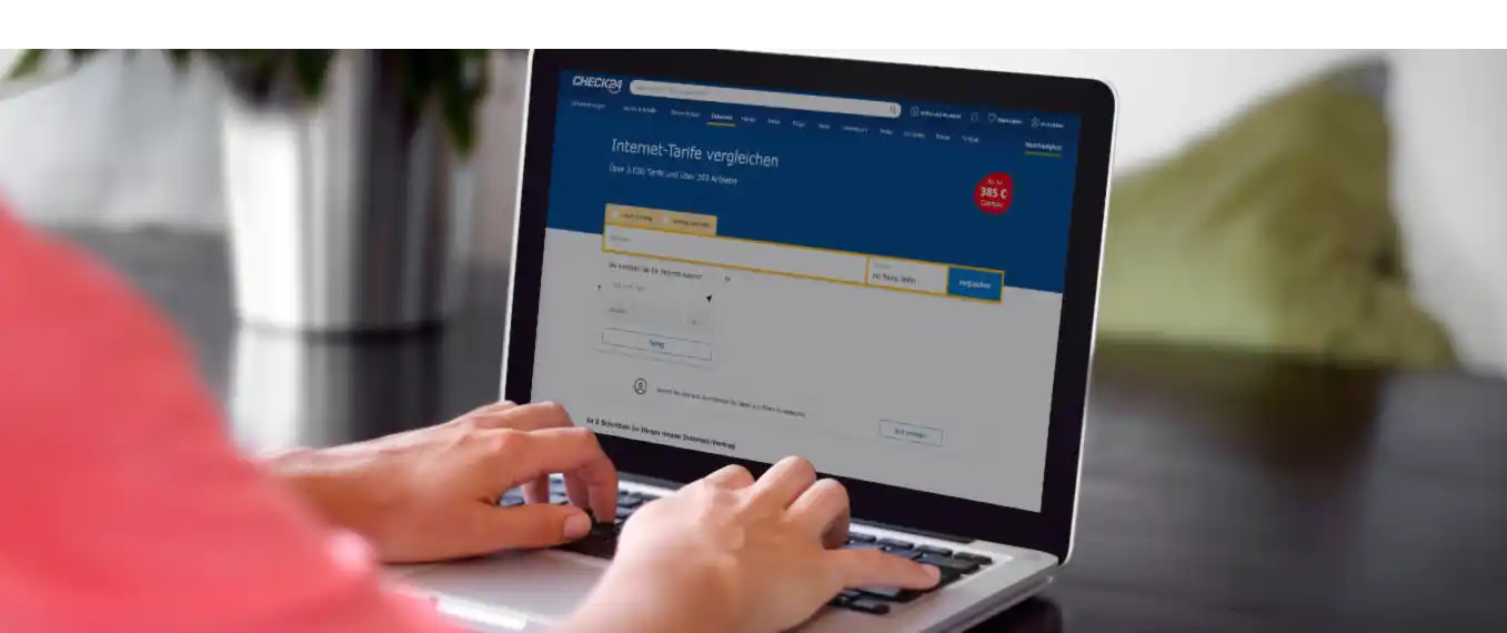 Laptop-Bildschirm mit Check24-Seite für den Vergleich von 1&1 Tarifen.