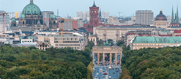 Luftaufnahme von Berlin mit Blick auf das Brandenburger Tor und die Skyline der Stadt.