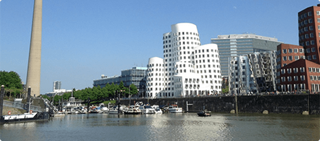 Skyline von Düsseldorf mit dem Rheinturm und den modernen Gebäuden im Medienhafen.