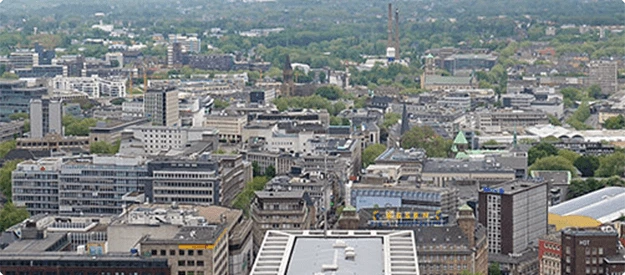 Luftaufnahme des Stadtzentrums von Essen mit modernen und historischen Gebäuden.