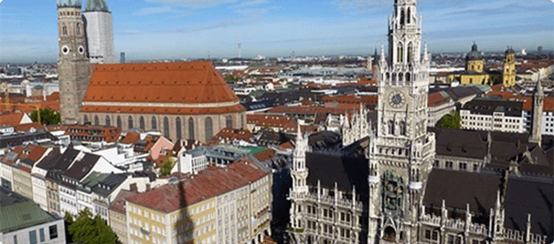 Blick auf den Marienplatz in München mit dem Neuen Rathaus und der Frauenkirche.