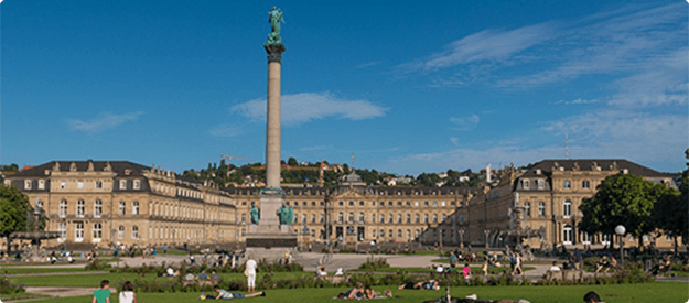 Der Schlossplatz in Stuttgart mit der Jubiläumssäule und historischen Gebäuden bei Sonnenschein.